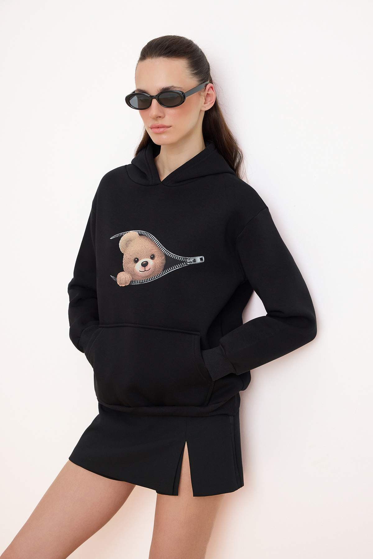 Trendyolmilla  Siyah Kalın İçi Polarlı Slogan Standart Kalıp Kapüşonlu Örme Sweatshirt TWOSS26SW00008 - Görsel 2