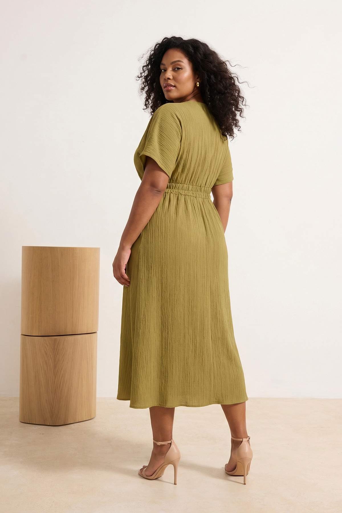 Trendyol Curve Khaki Crinkle Woven nagyméretű ruha TBBSS25AH00038