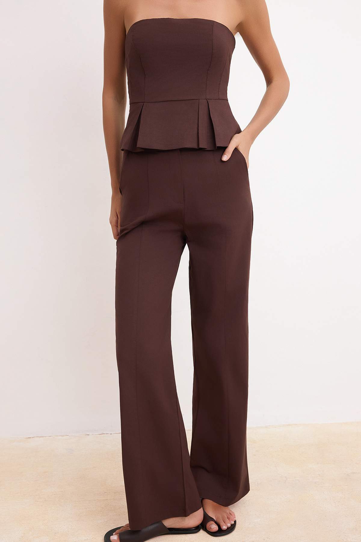 Trendyolmilla  Kahverengi Peplum Bluz Düz Paça Pantolon Papertouch Dokuma Alt - Üst Takım TWOSS26AU00107 - Görsel 3