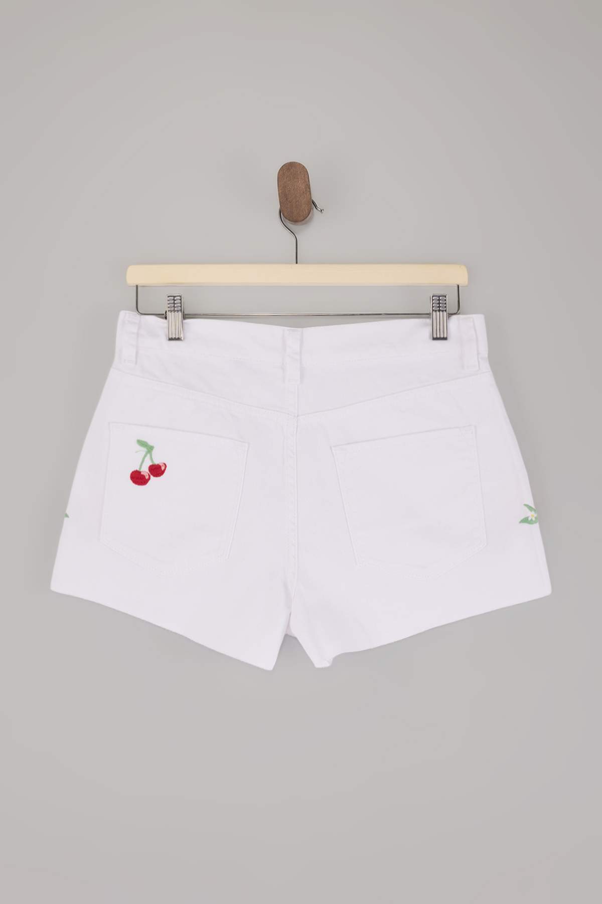 Trendyolmilla  Beyaz Denim Süper Mini Nakışlı 100% Pamuk Plaj Şort TBESS26SR00006 - Görsel 6