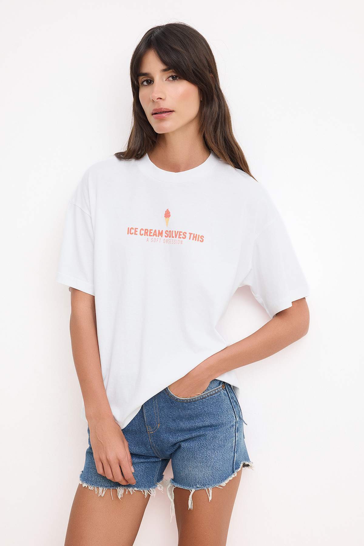 Trendyolmilla Ekru Baskılı Oversize/Geniş Kalıp Düşük Kol Kısa Kollu %100 Pamuk Örme T-Shirt TWOSS26TS00156