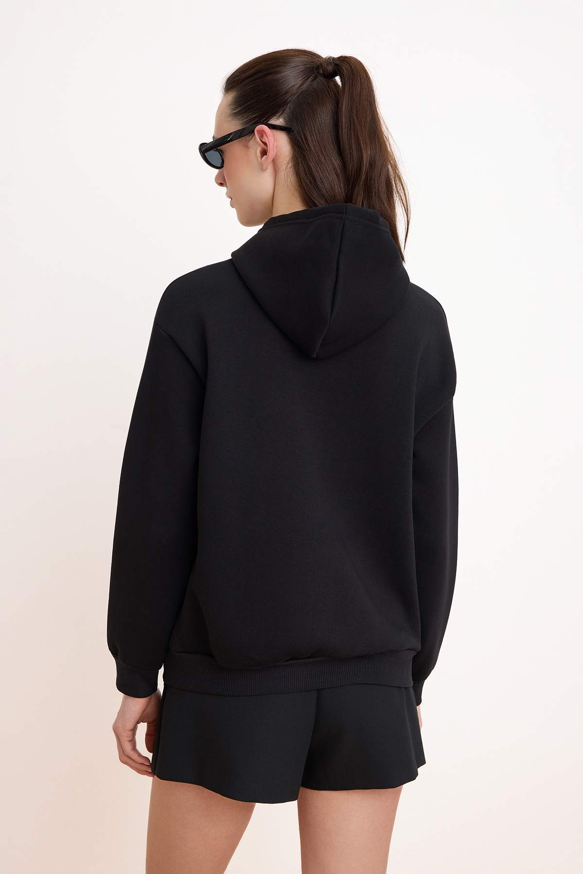 Trendyolmilla  Siyah Kalın İçi Polarlı Slogan Standart Kalıp Kapüşonlu Örme Sweatshirt TWOSS26SW00008 - Görsel 5