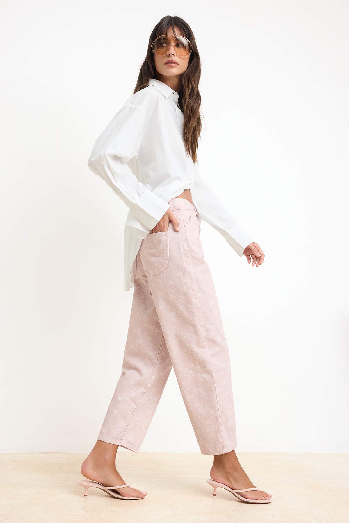 Trendyolmilla  Pembe DÖKÜMLÜ Çiçek Baskılı %100 Pamuk Yüksek Bel Barrel Jeans TWOSS26JE00231 - Görsel 2