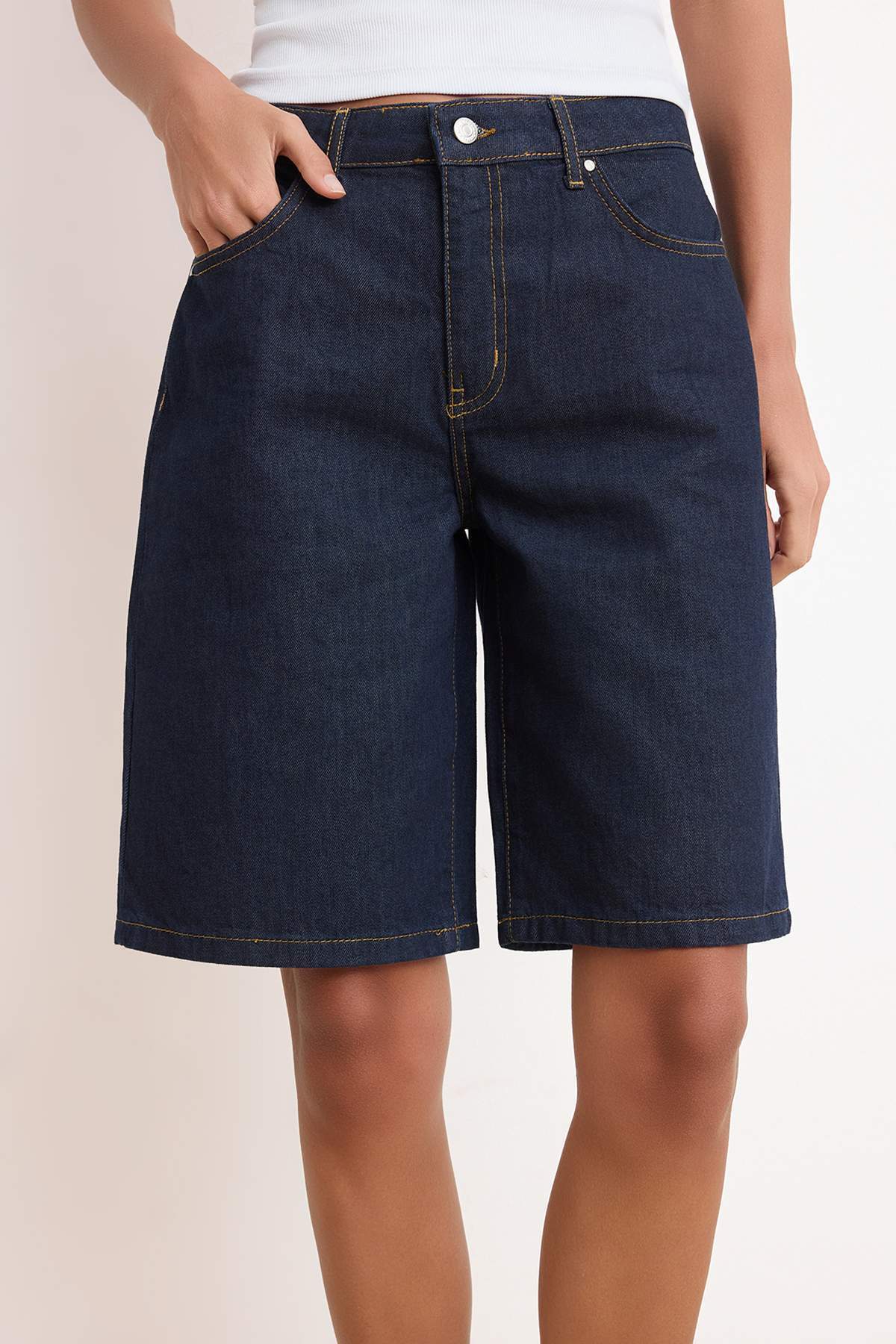 Trendyolmilla  Koyu Mavi Yüksek Bel Denim Bermuda TWOSS24SR00007 - Görsel 3