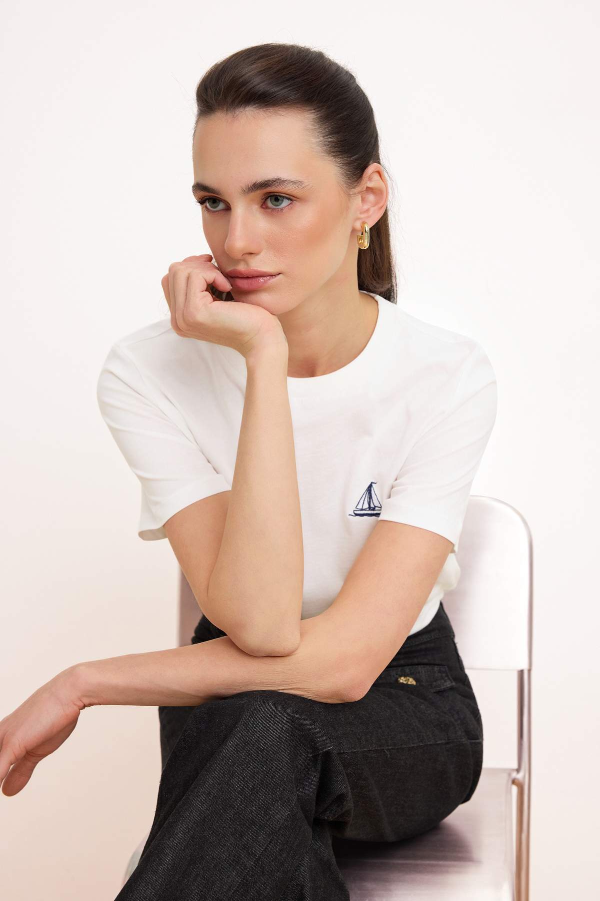 Trendyolmilla  Ekru Nakışlı / İşlemeli Fitted/Vücuda Oturan Kısa Kollu Pamuk Ribana Örme T-Shirt TWOSS26TS00162 - Görsel 2