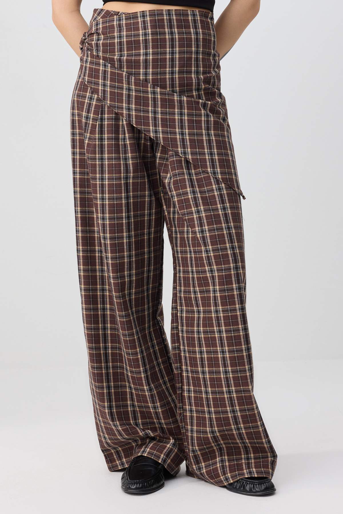 Trendyolmilla  Çok Renkli Fularlı Ekoseli Geniş Paça Pantolon TWOSS26PL00140 - Görsel 4