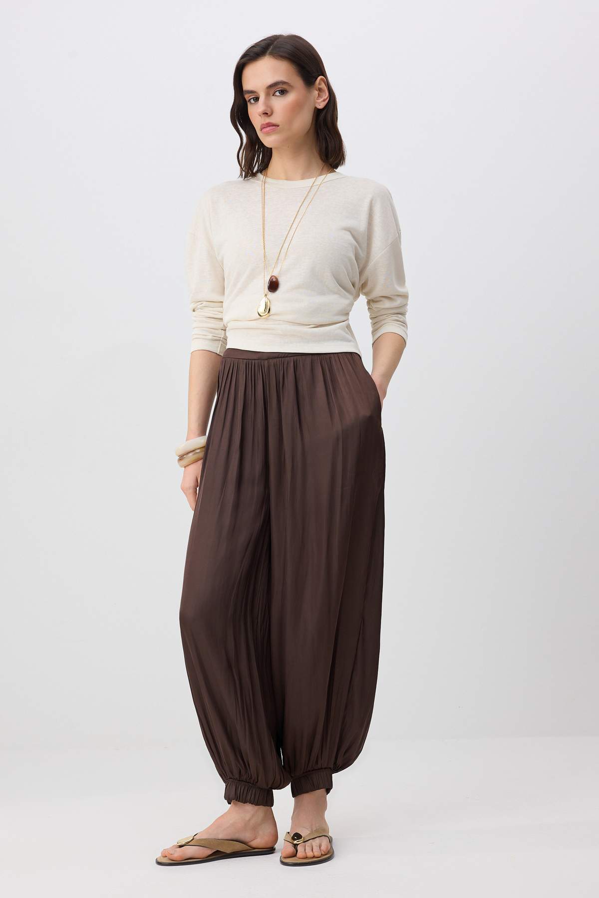 Trendyolmilla  Kahverengi Saten Crushlı Şalvar Pantolon TWOSS26PL00018 - Görsel 2