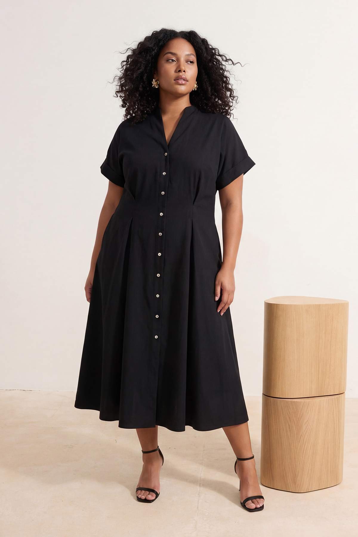 Trendyol Curve Schwarzes, tailliertes, gewebtes Midi-Hemdkleid in Übergröße T...