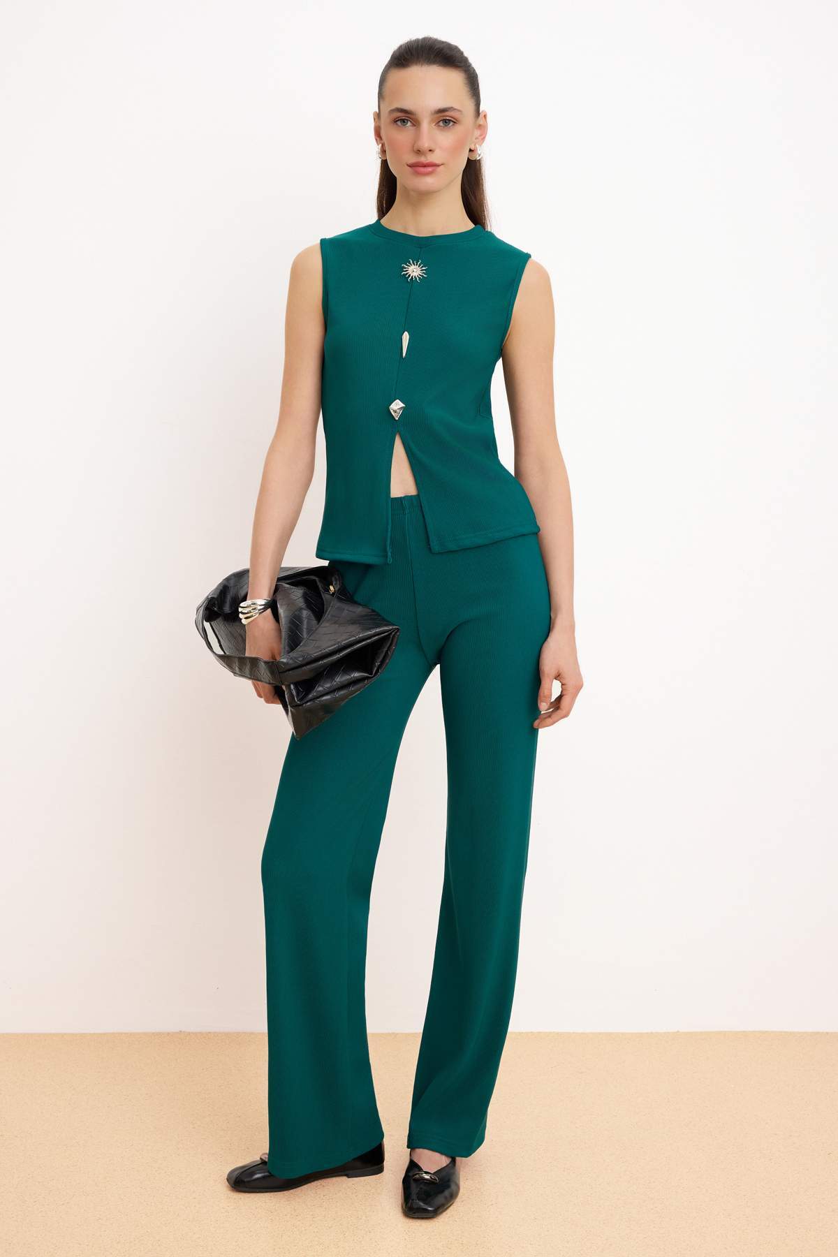 Trendyol Collection Smaragdgrünes, ärmelloses Oberteil mit silbernen Knöpfen ...