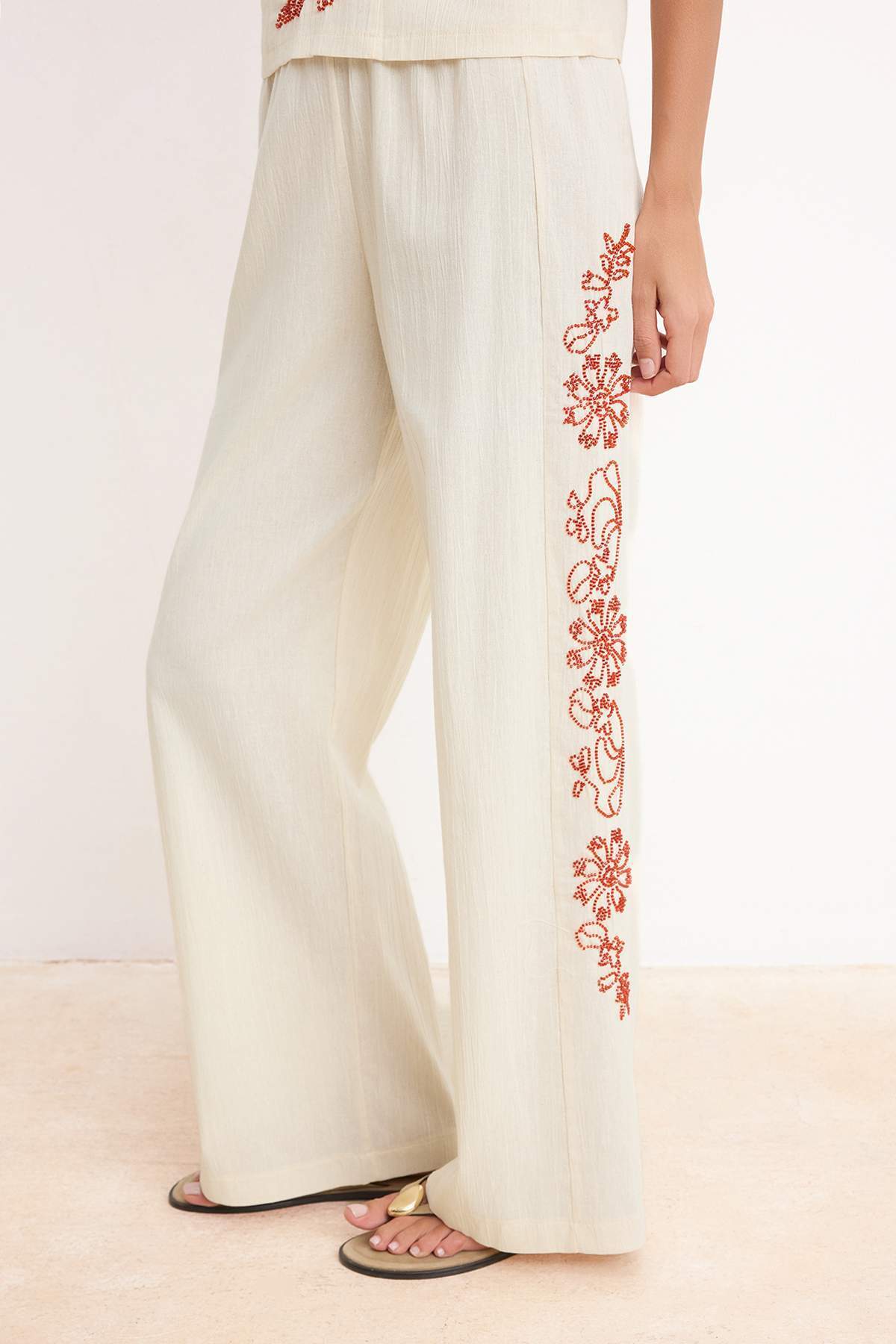 Trendyolmilla  Çok Renkli Boncuk Nakışlı Bluz Geniş Paça İnce Kumaş Pantolon Dokuma Alt - Üst Takım TWOSS26AU00151 - Görsel 3