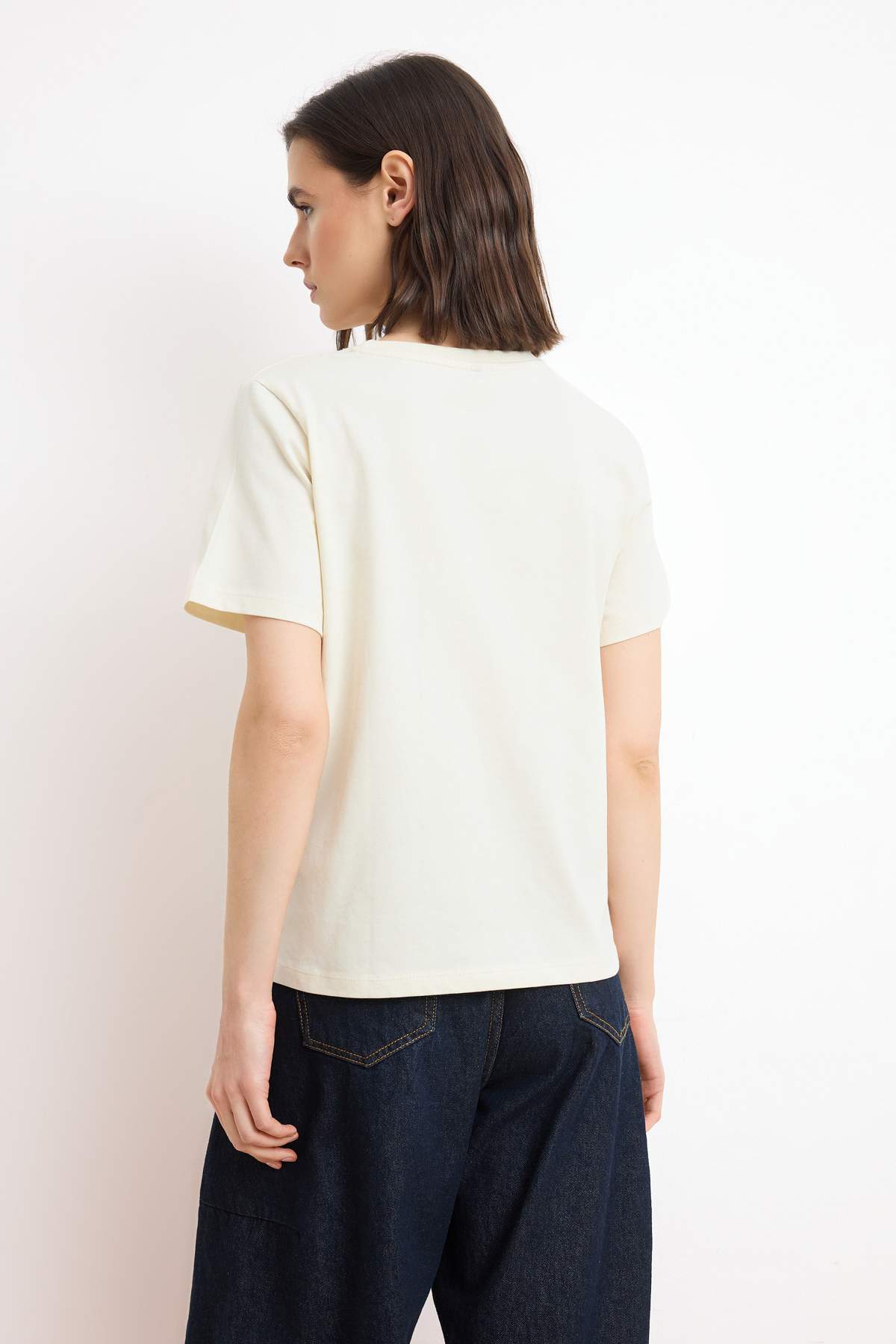 Trendyolmilla  Ekru Oversize/Geniş Kalıp Nakışlı Kısa Kollu %100 Pamuk Örme T-Shirt TWOSS26TS00218 - Görsel 4