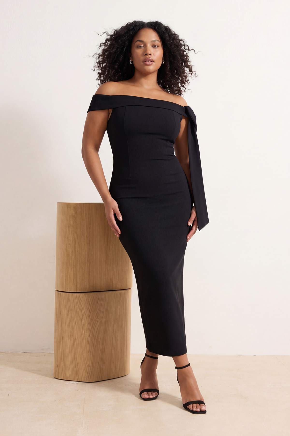 Trendyolmilla Curve Siyah-Beyaz Omuz Fiyonk Detaylı Örme Büyük Beden Abiye Gece Mezuniyet Elbisesi TBBSS26AH00151
