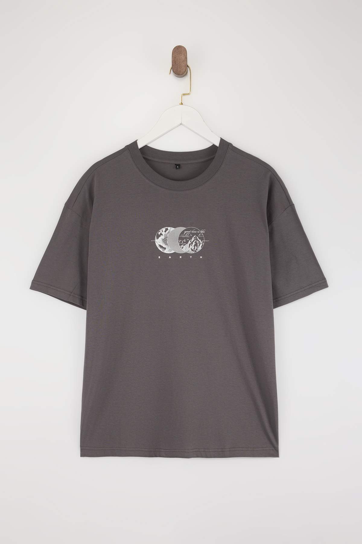 Trendyolmilla Man Antrasit Oversize/Geniş Kesim Baskılı %100 Pamuk T-Shirt TMNSS23TS00261