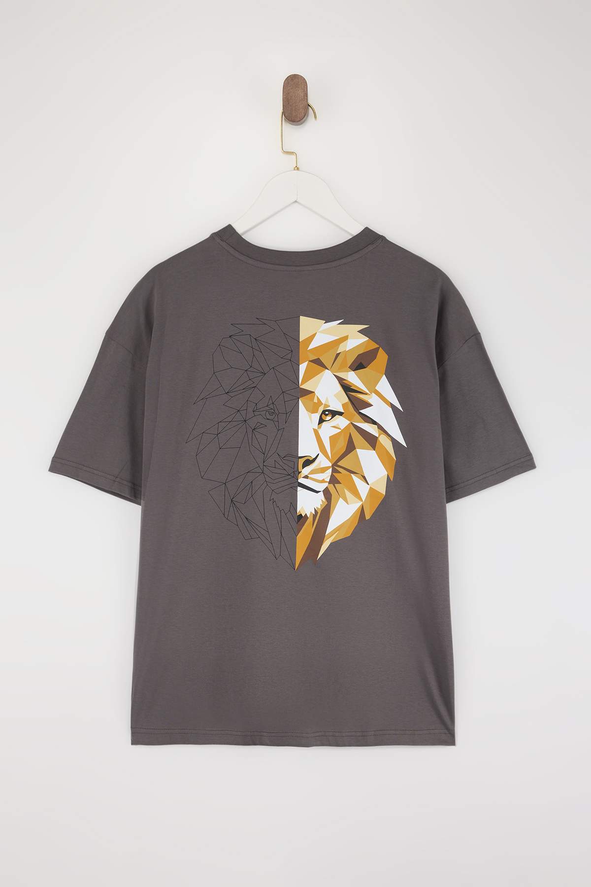Trendyolmilla Man Antrasit Oversize/Geniş Kesim Sırt Aslan Baskılı %100 Pamuk T-Shirt TMNSS25TS00117