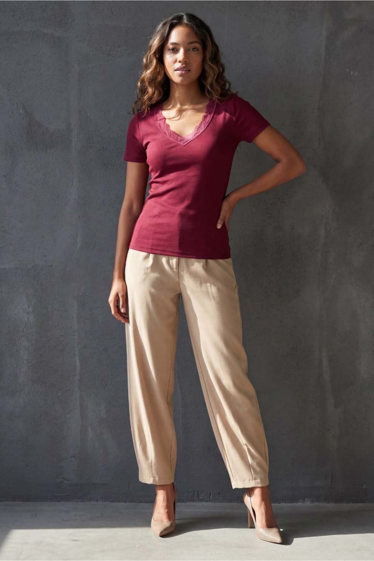 Madmext Bordo V Yaka Dantelli Slim Fit Kadın Tişört MG2683 görsel 4