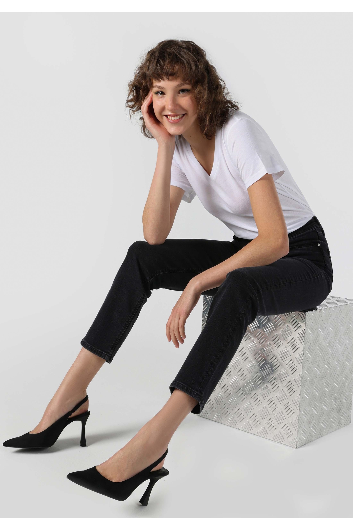 Colin’s  Slim Fit Orta Bel Düz Paça Kadın Siyah Fermuarlı Jean Pantolon