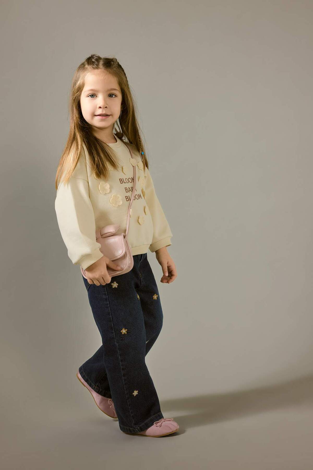 Defacto Oversize Geniş Kalıp Bisiklet Yaka Çiçekli Nakışlı İçi Yumuşak Tüylü Sweatshirt Kız Bebek G6837A525C fotoğrafı 2 (önizleme)