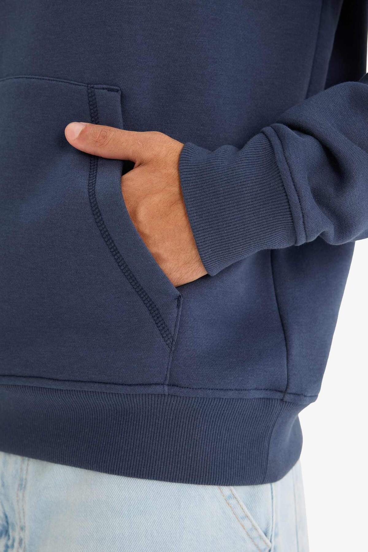 DeFacto Regular Fit Kapüşonlu İçi Yumuşak Tüylü Kanguru Cepli Basic Düz Sweatshirt X8283AZ25AU görsel 5