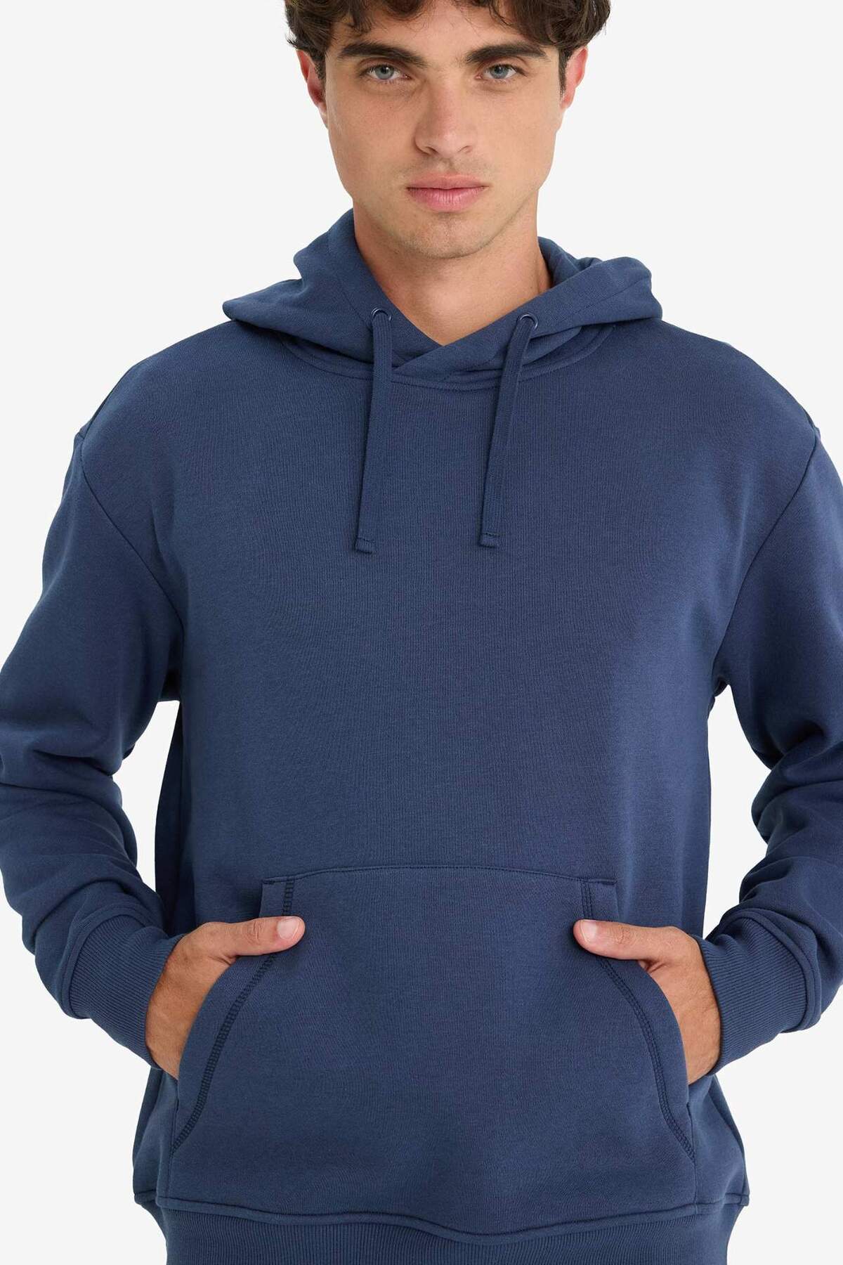 DeFacto Regular Fit Kapüşonlu İçi Yumuşak Tüylü Kanguru Cepli Basic Düz Sweatshirt X8283AZ25AU görsel 4