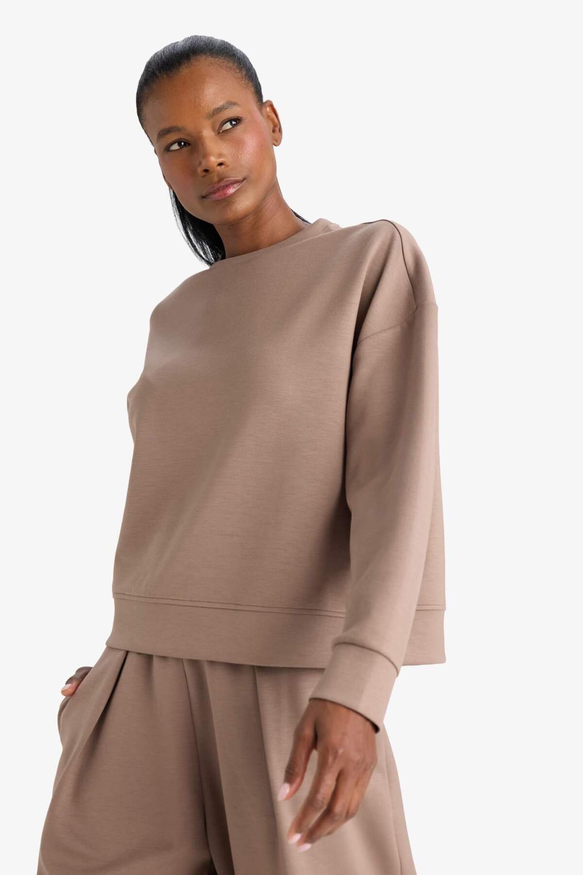 DeFacto Ultra Yumuşak Oversize Geniş Kalıp Bisiklet Yaka Modal Sporcu Sweatshirt E8954AX25AU görsel 4