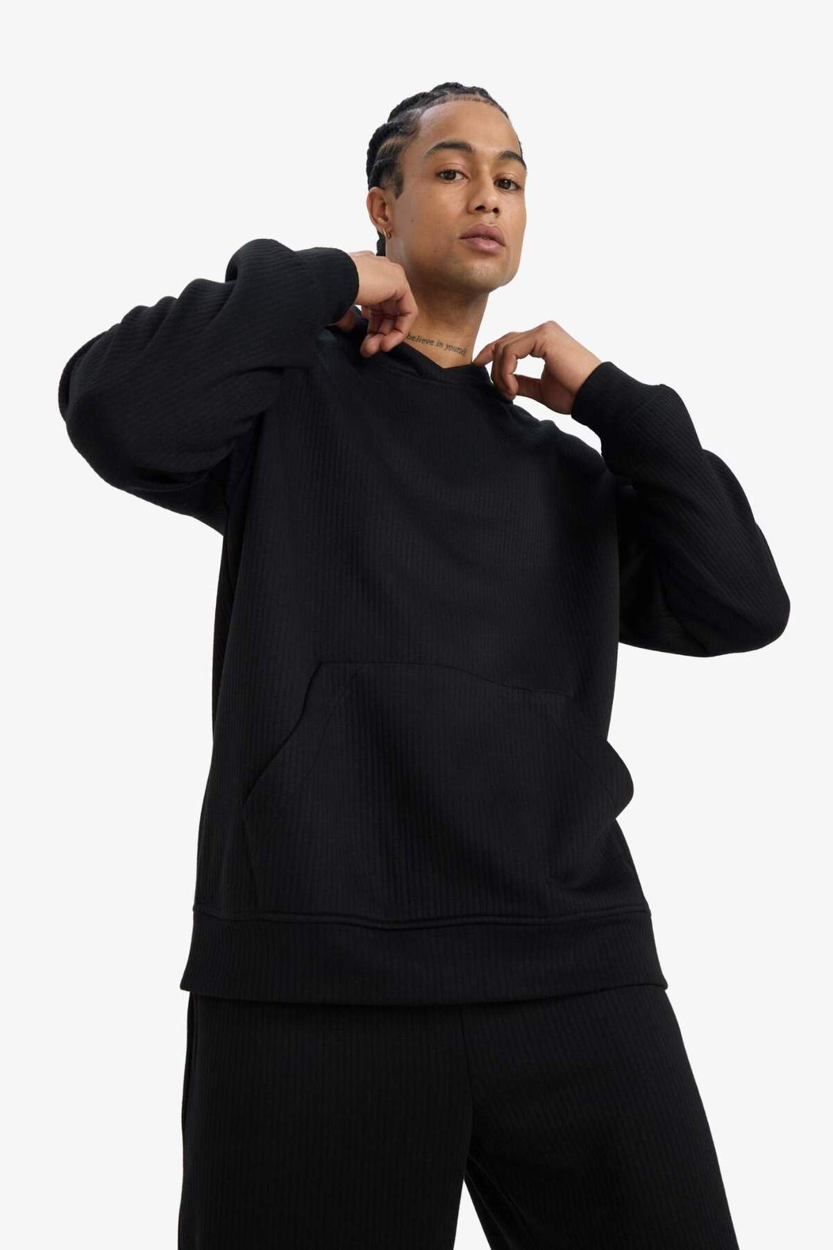 Boxy Fit Kapüşonlu Kanguru Cepli Jakarlı Sweatshirt E9308AX25AU — مشکی — تصویر 4 از 8