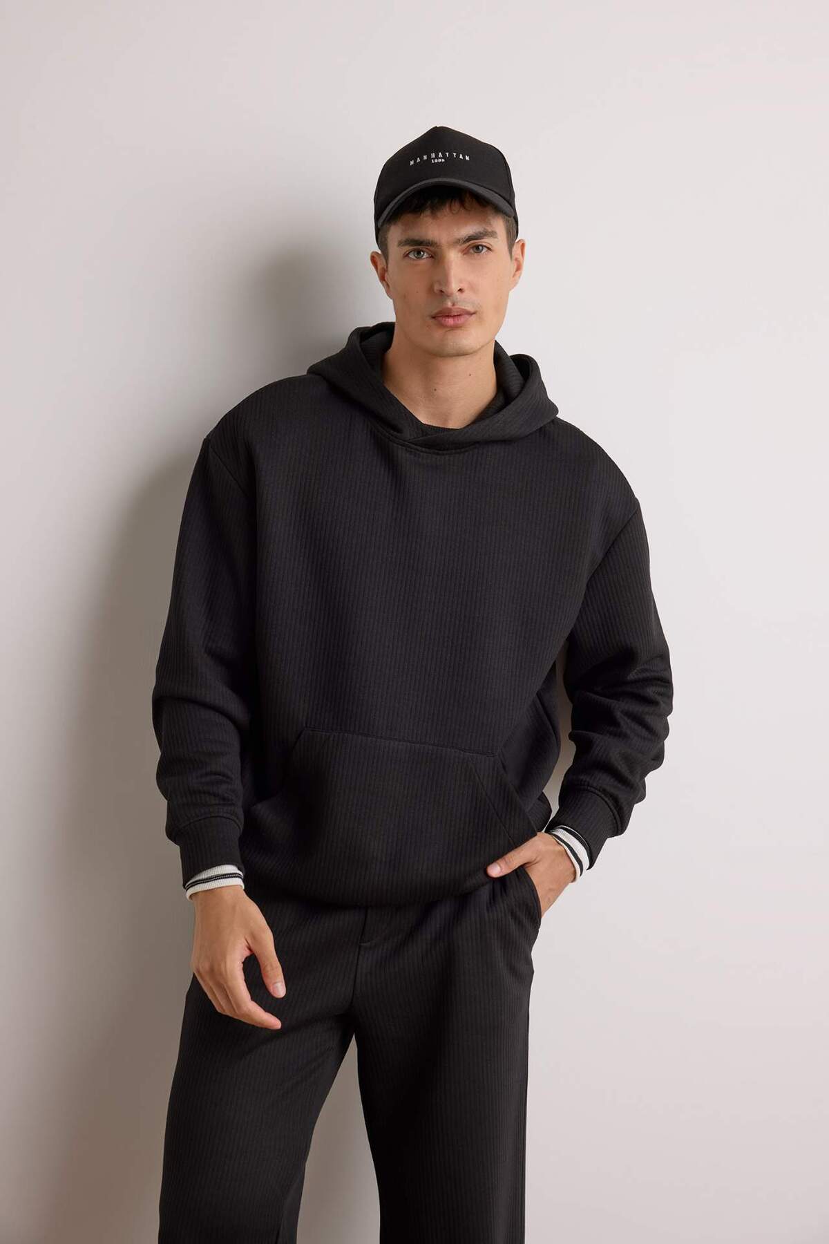 Boxy Fit Kapüşonlu Kanguru Cepli Jakarlı Sweatshirt E9308AX25AU — مشکی — تصویر 3 از 8