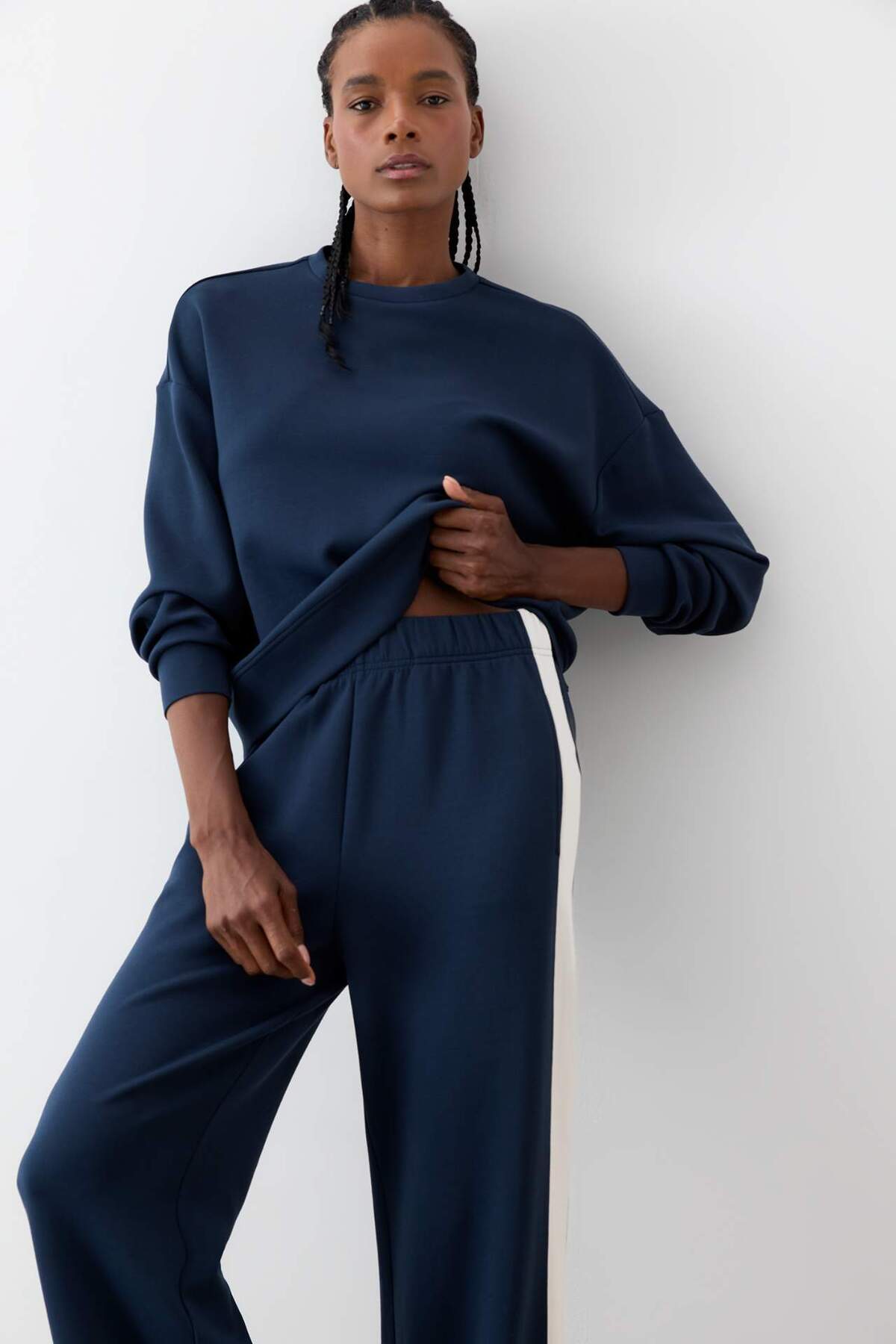 DeFacto Ultra Yumuşak Oversize Geniş Kalıp Bisiklet Yaka Modal Sweatshirt E8954AX25AU