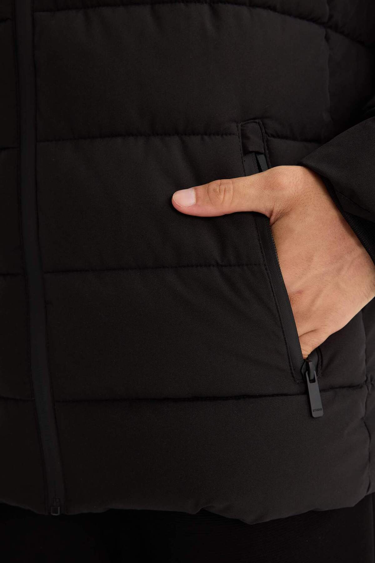 Defacto  Su İtici Slim Fit Dar Kesim Astarlı Kapüşonlu Fermuarlı Cepli Dolgulu Mont R0216AZ25AU - Görsel 6