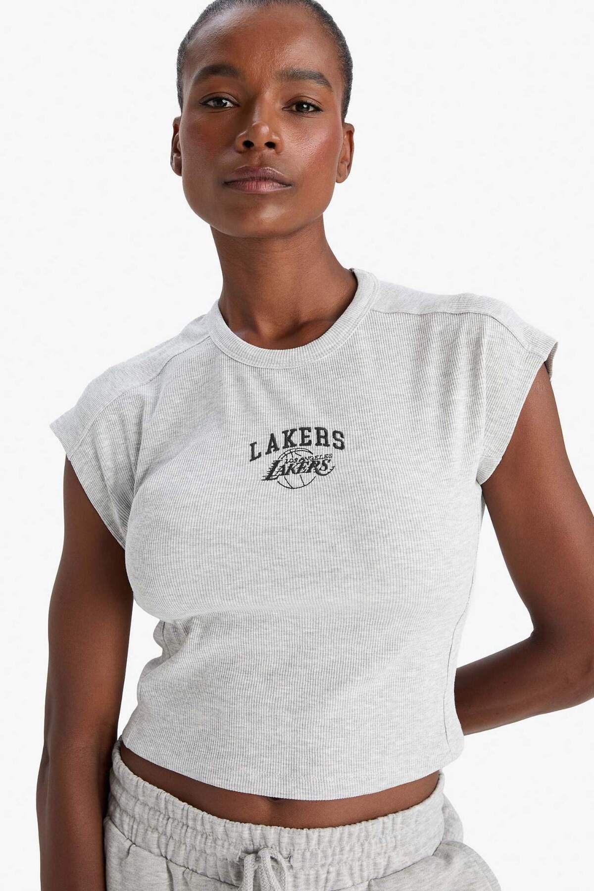 DeFacto NBA Los Angeles Lakers Standart Fit Bisiklet Yaka Nakış Baskı Fitilli Kaşkorse Kısa Kollu Tişört E38