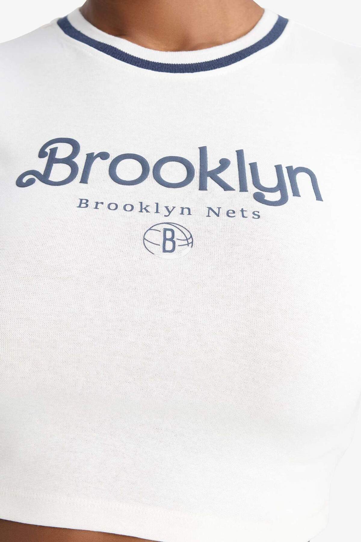 DeFacto NBA New York Knicks Slim Fit Dar Kesim Crop Bisiklet Yaka Ribana Kısa Kollu Tişört E3612AX25SM görsel 4