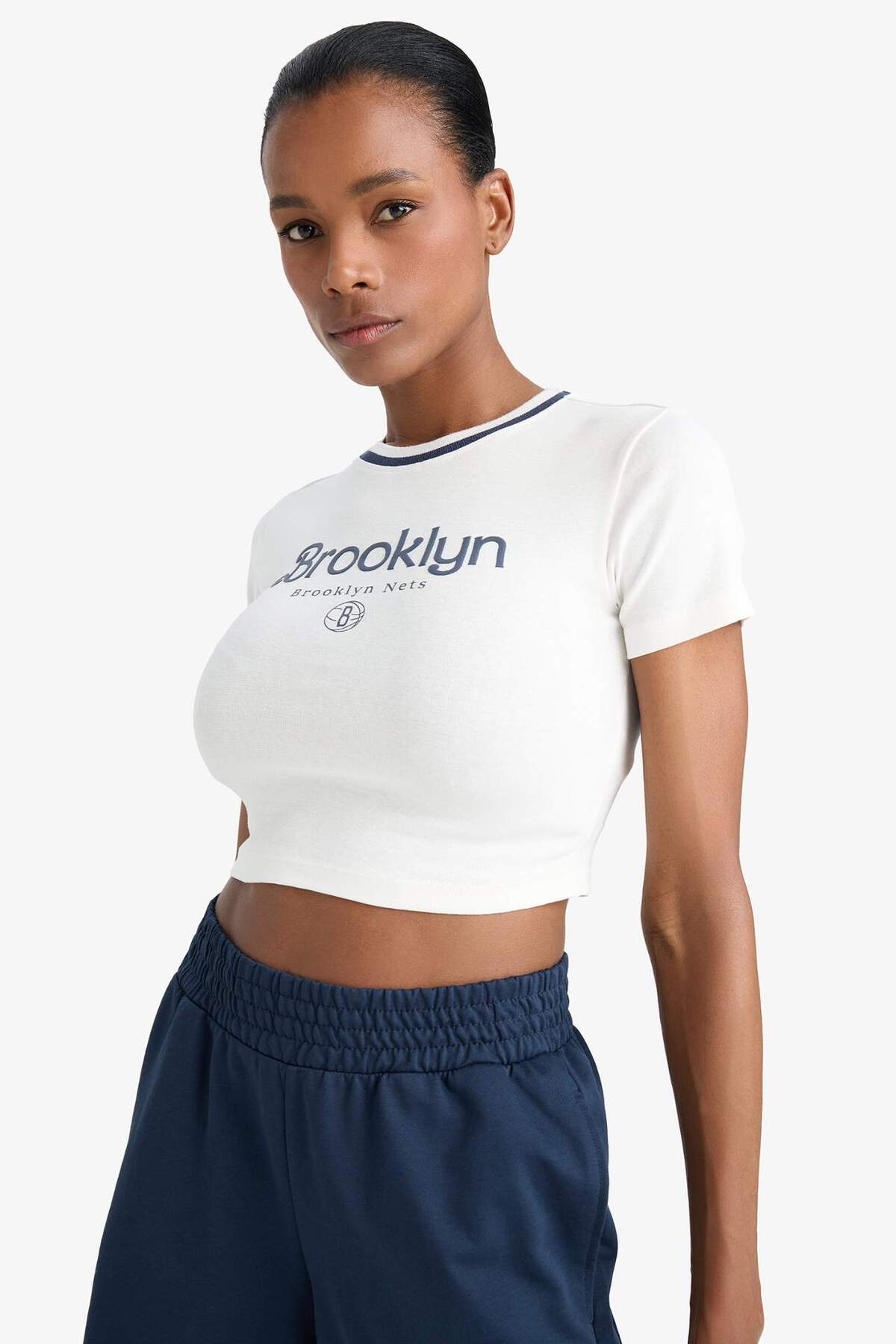 DeFacto NBA New York Knicks Slim Fit Dar Kesim Crop Bisiklet Yaka Ribana Kısa Kollu Tişört E3612AX25SM görsel 3