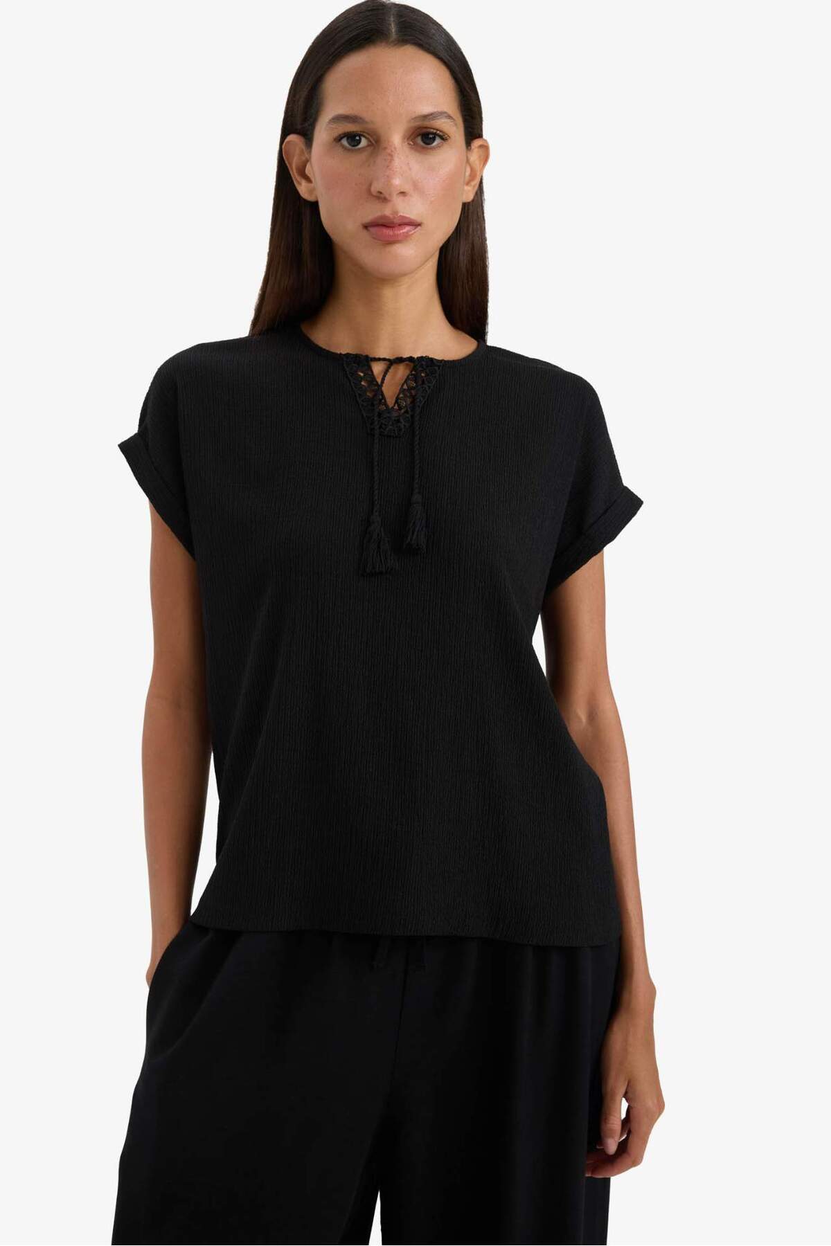 DeFacto Schwarzes T-Shirt mit Schnürkragen und kurzen Ärmeln F2767AX25SM