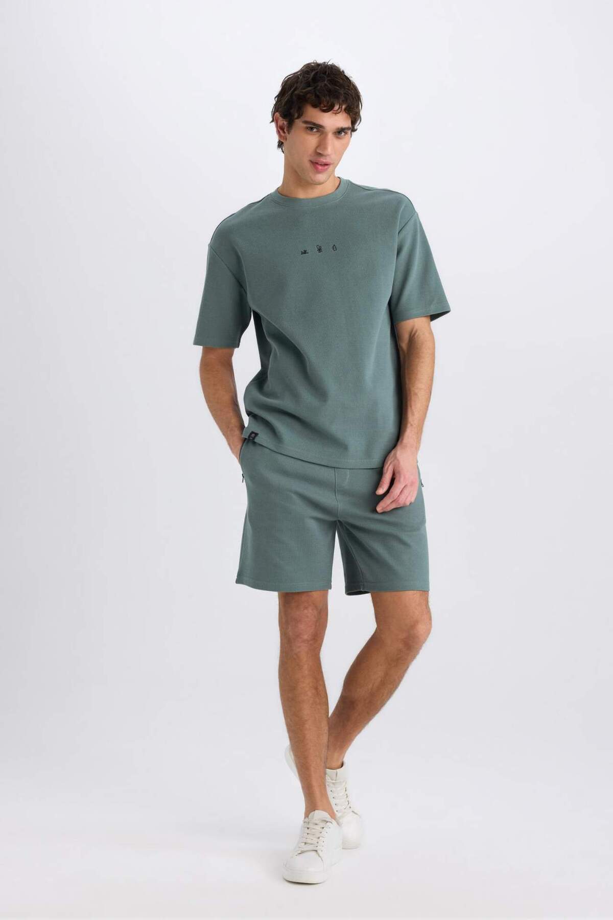 DeFacto Regular Fit Düz Paça Cepli Basic Şort B8792AX25SM görsel 3