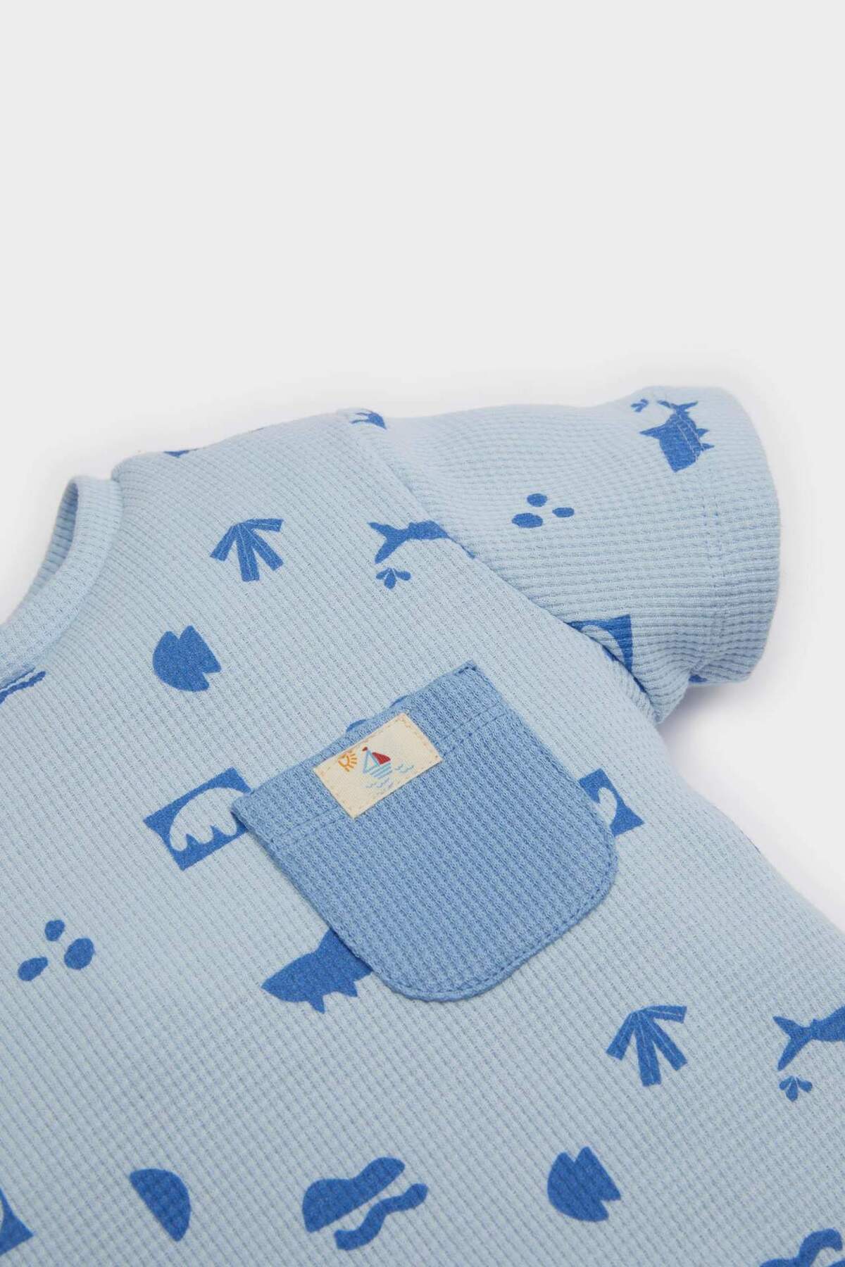 Defacto 2'li Takım Baskılı Kısa Kollu Tişört Jean Pantolon Erkek Bebek E7937A525SM fotoğrafı 6 (önizleme)