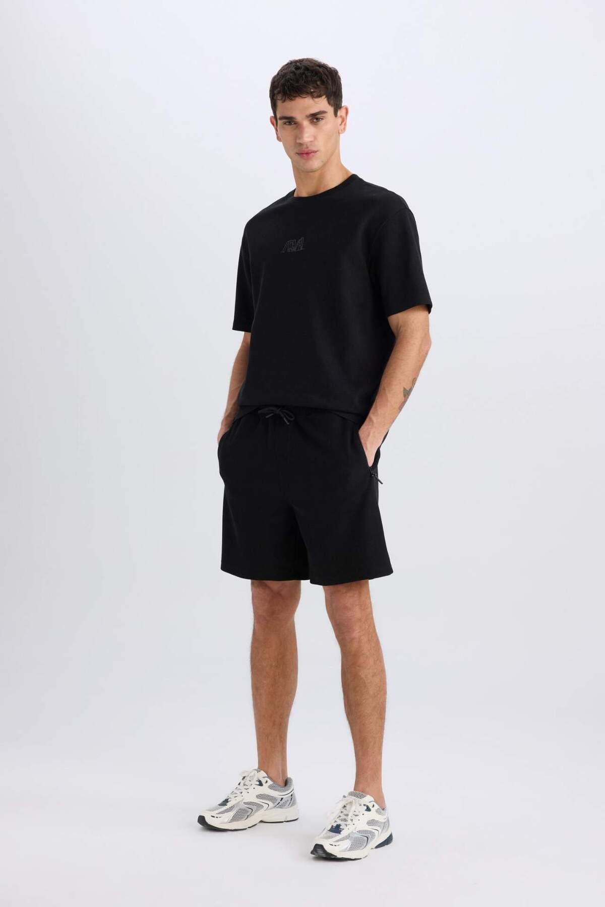 DeFacto Regular Fit Düz Paça Cepli Basic Şort B8792AX25SM görsel 2