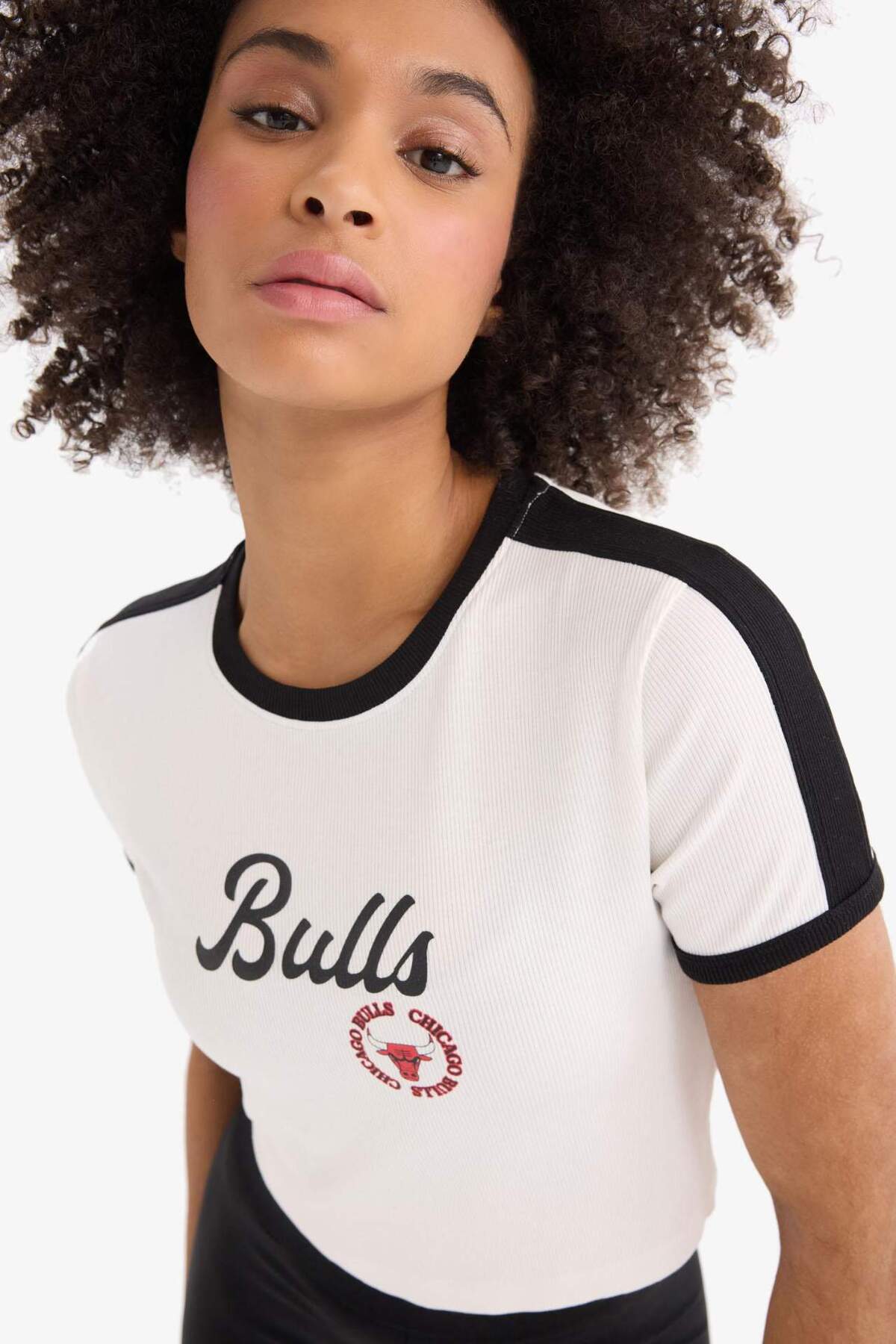 DeFacto NBA Chicago Bulls Slim Fit Dar Kesim Bisiklet Yaka Sporcu Fitilli Kaşkorse Kısa Kollu Tişört E2362AX görsel 7