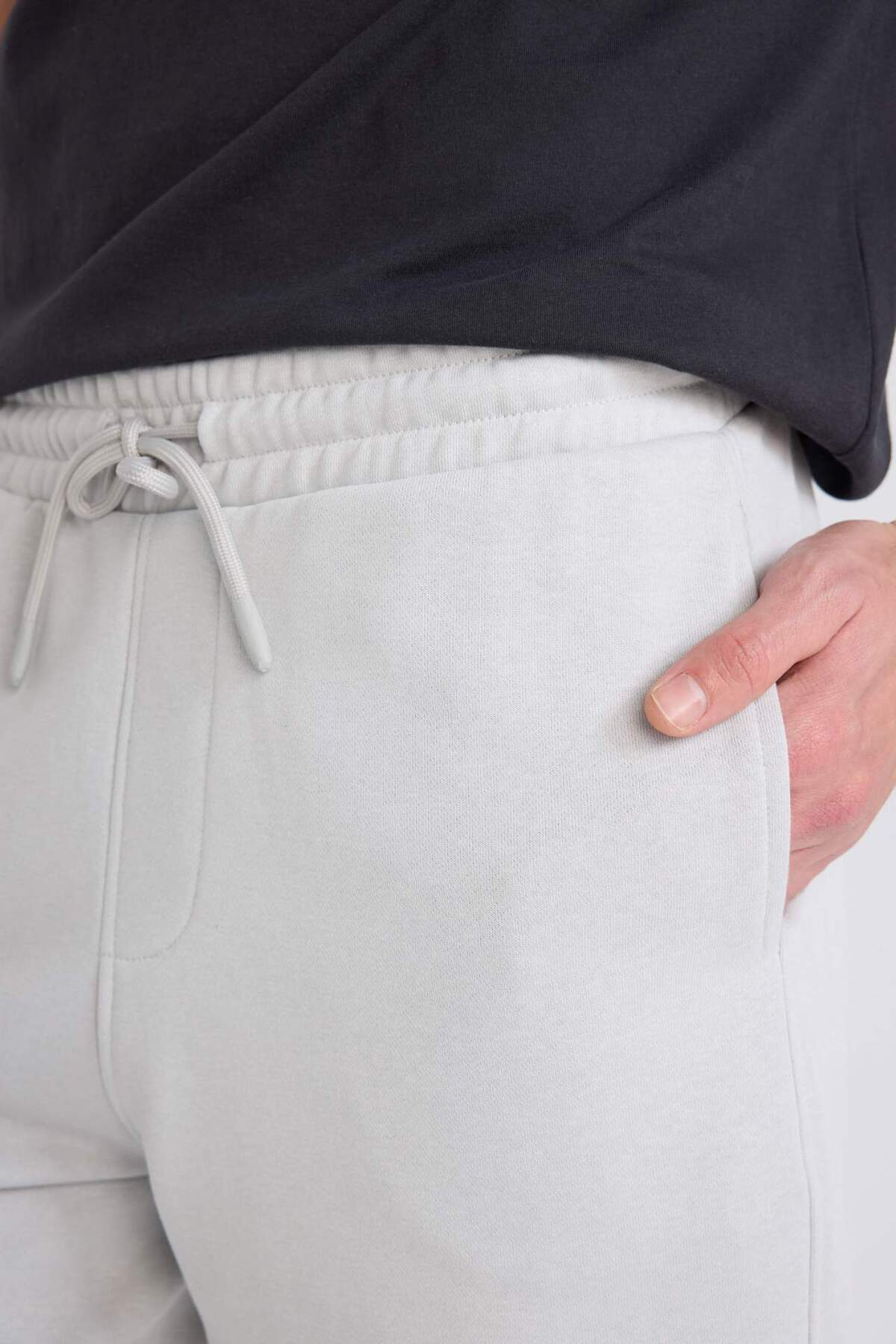 Defacto  Regular Fit Düz Paça Beli Bağcıklı Cepli Basic Düz Şort B8672AX25SP - Görsel 5