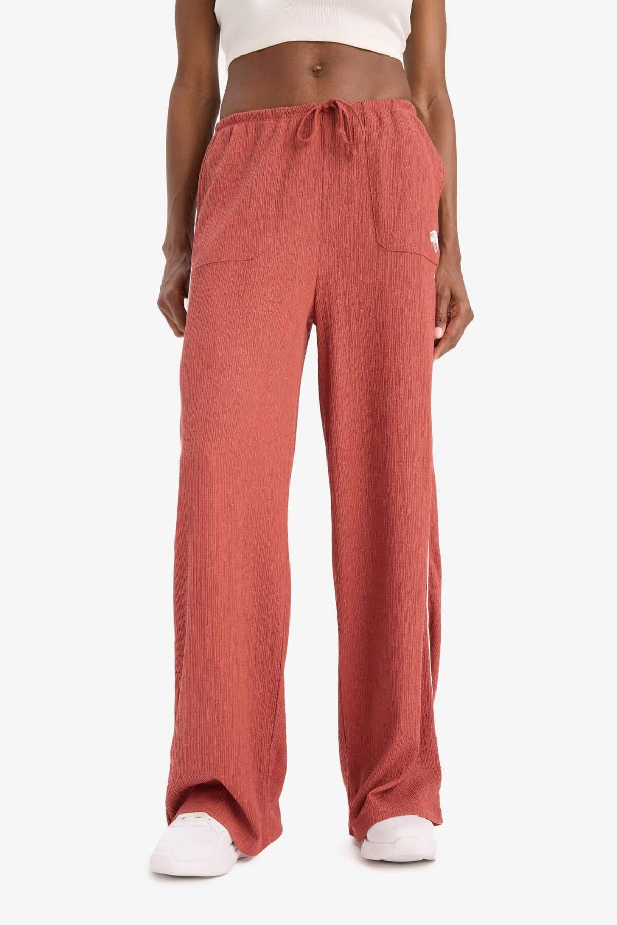 Defacto  NBA New York Knicks Wide Leg Geniş Paça Çift Cepli Geniş Paça Standart Boy Krinkıl İnce Pantolon D88 - Görsel 4