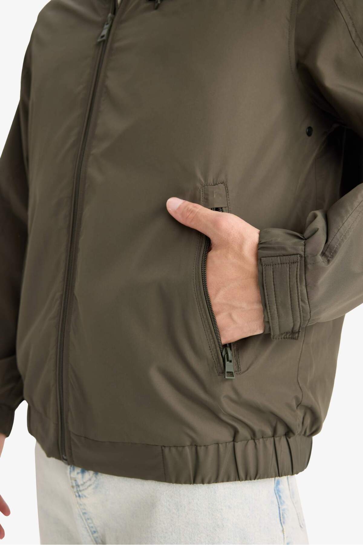 Defacto  Su İtici Regular Fit Dik Yaka Astarlı Gizli Kapüşonlu Fermuarlı Cepli Mevsimlik Baharlık Mont D7669A - Görsel 6