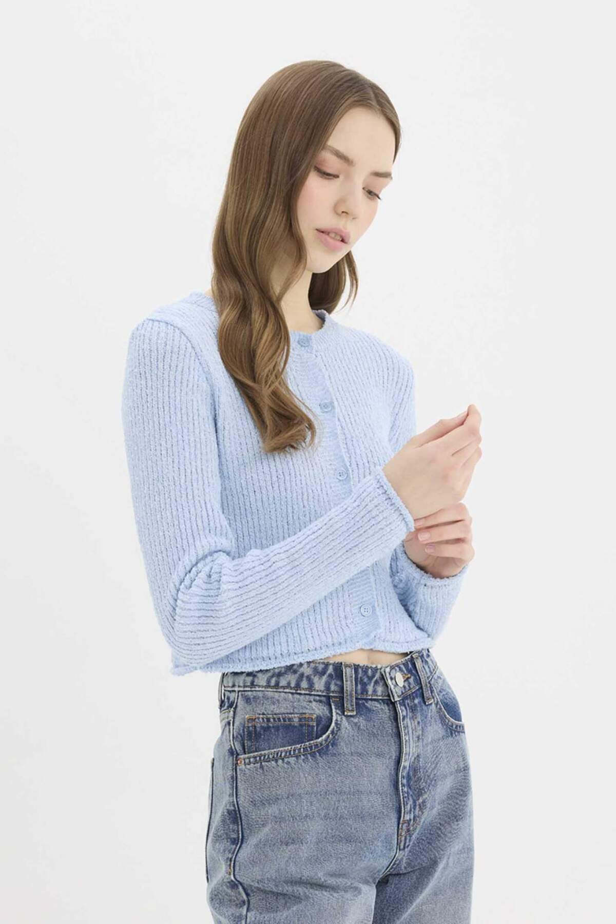 DeFacto Slim Fit Dar Kesim Bisiklet Yaka Düğmeli Triko Hırka E4613AX25SP görsel 4