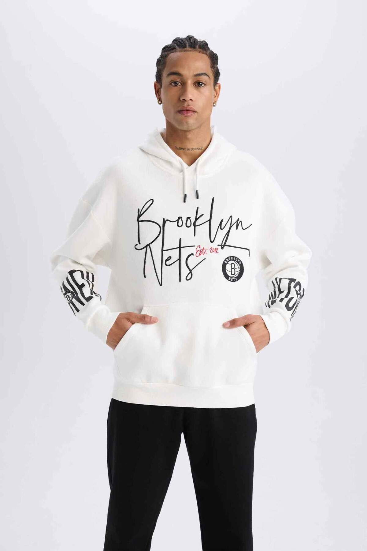 DeFacto NBA Brooklyn Nets Oversize Geniş Kalıp Kapüşonlu Kalın Sweatshirt D8513AX25SP görsel 3