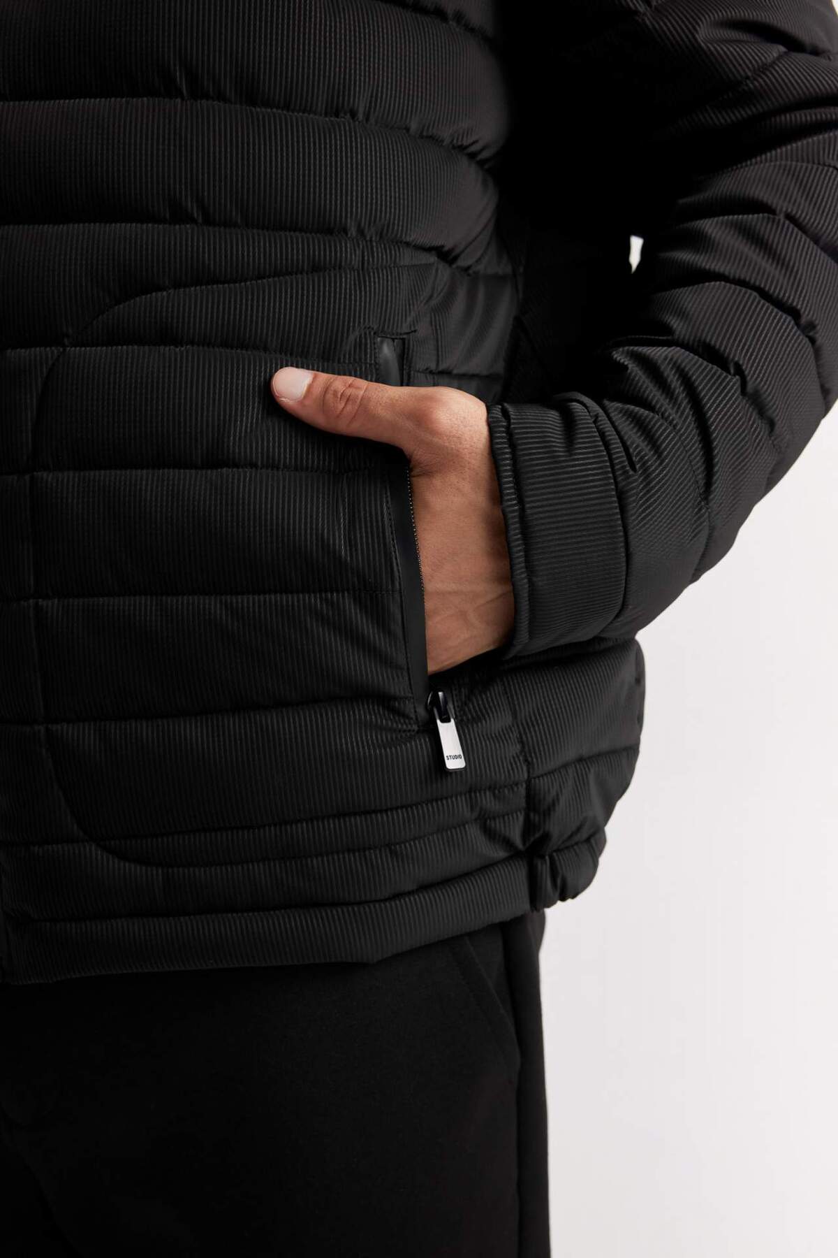Rüzgar Geçirmez Sim Fit Dar Kesim Dik Yaka Astarlı Fermuarlı Cepli Kışlık Mont D7497AX25SP — مشکی — تصویر 5 از 7