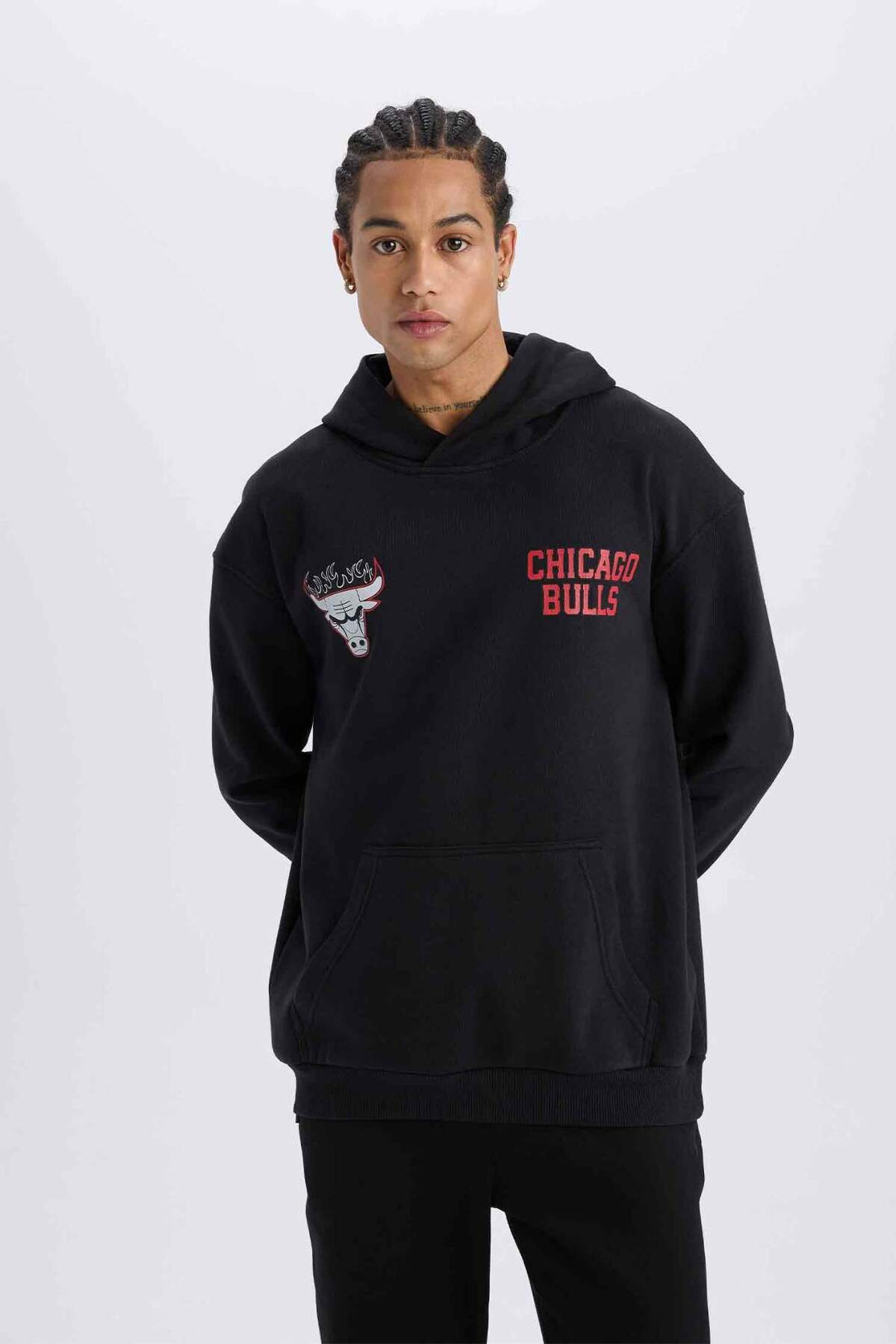 NBA Chicago Bulls Boxy Fit Kapüşonlu Sırt Baskıllı Kalın Sweatshirt D6574AX25SP — مشکی — تصویر 4 از 8