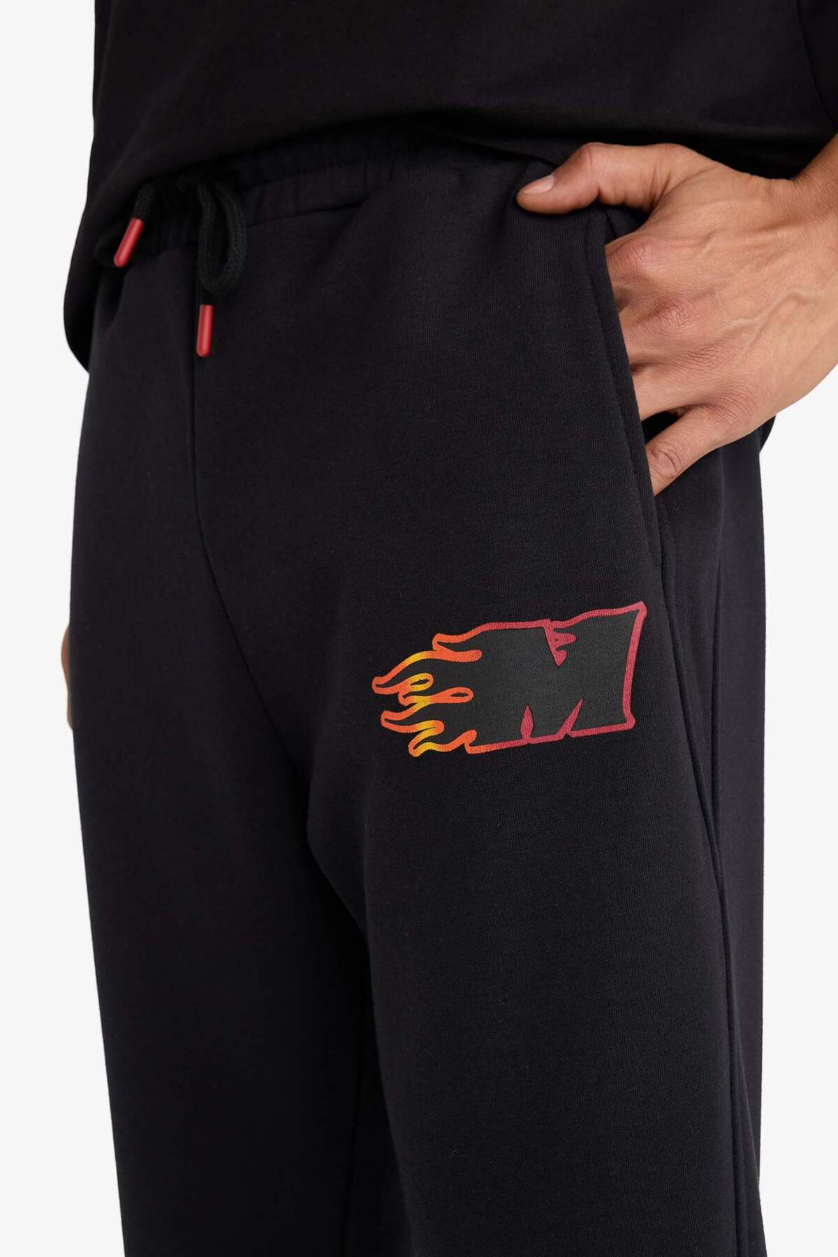 DeFacto NBA Miami Heat Kalın Jogger Eşofman Altı Standart Fit Cepli Esnek Bantlı Paça D6561AX25SP görsel 5
