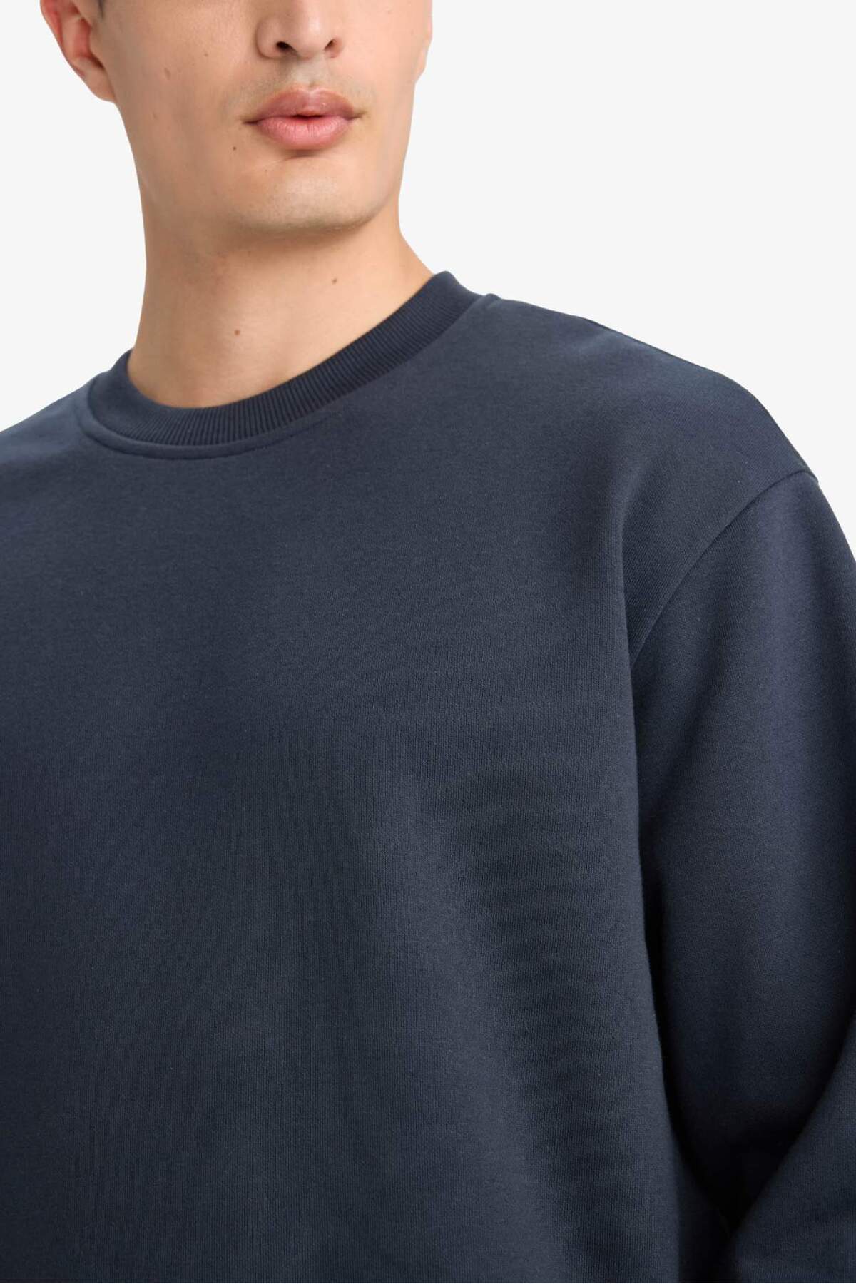 Defacto  Relax Fit Bisiklet Yaka Kalın İçi Yumuşak Tüylü Basic Düz Sweatshirt T5139AZ24AU - Görsel 5