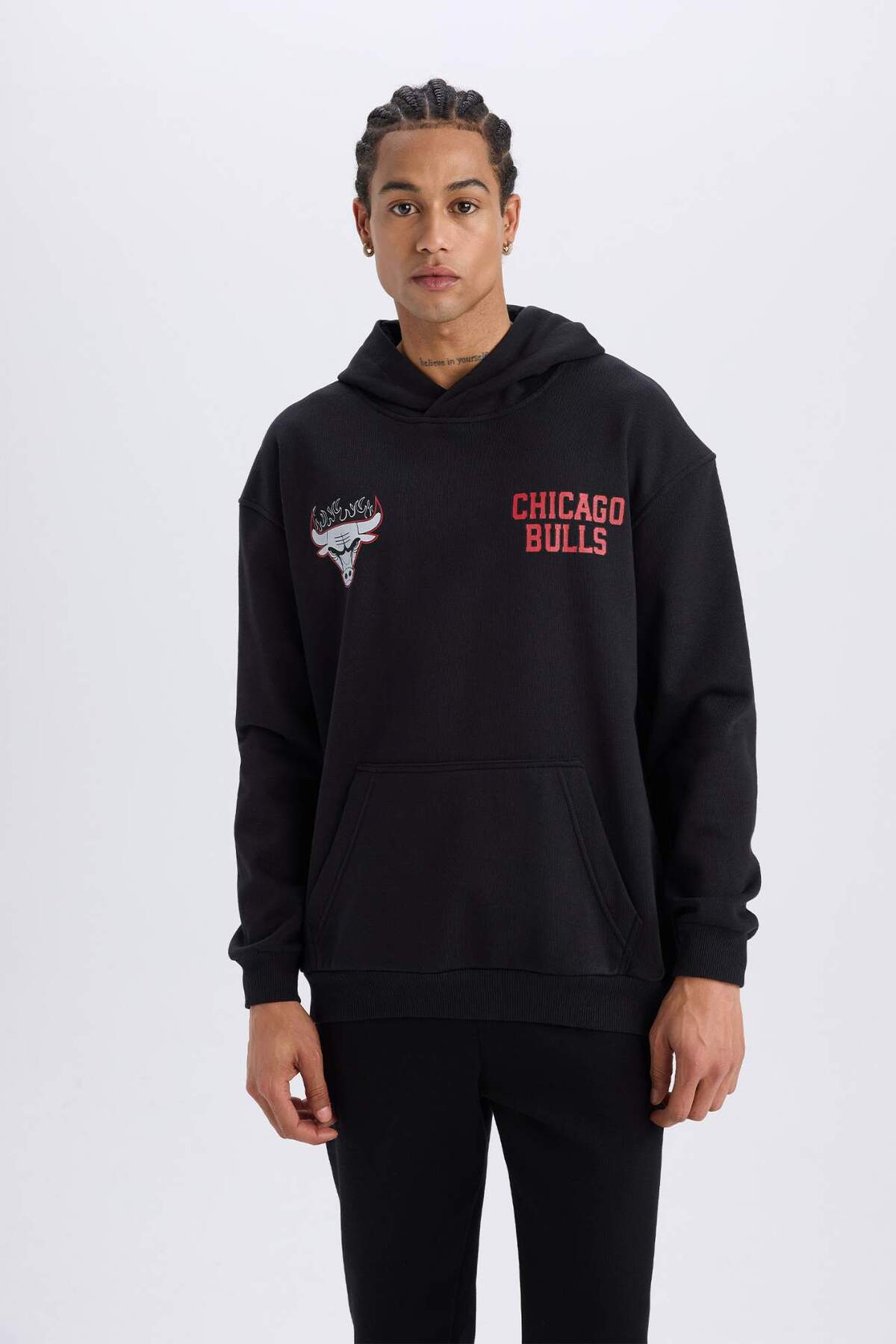 NBA Chicago Bulls Boxy Fit Kapüşonlu Sırt Baskıllı Kalın Sweatshirt D6574AX25SP — مشکی — تصویر 3 از 8