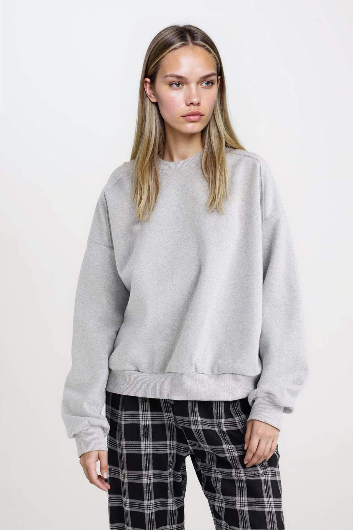 Defacto  Oversize Geniş Kalıp Bisiklet Yaka Basic Düz Kalın Gri Sweatshirt D9022AXNS - Görsel 5