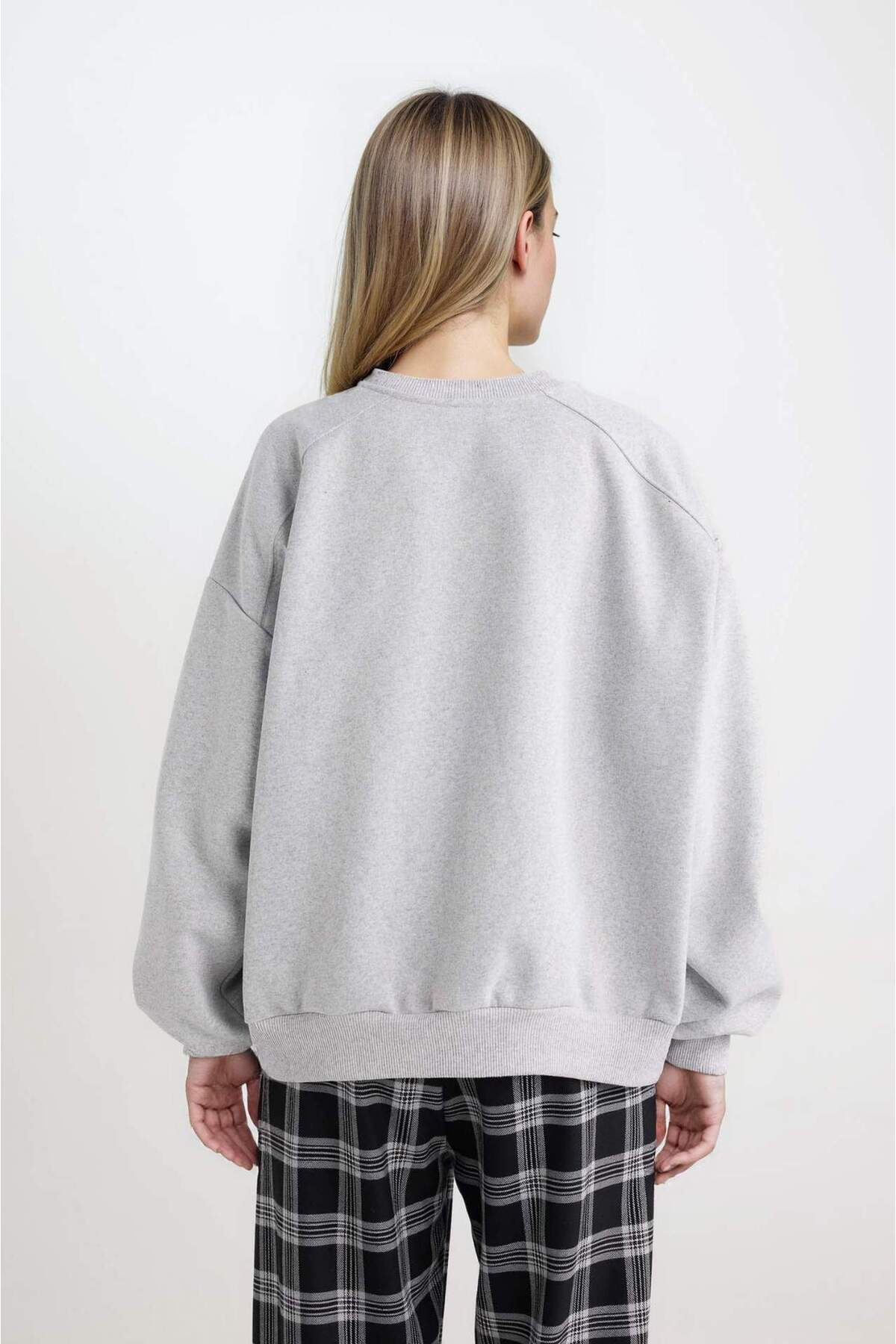 Defacto  Oversize Geniş Kalıp Bisiklet Yaka Basic Düz Kalın Gri Sweatshirt D9022AXNS - Görsel 6