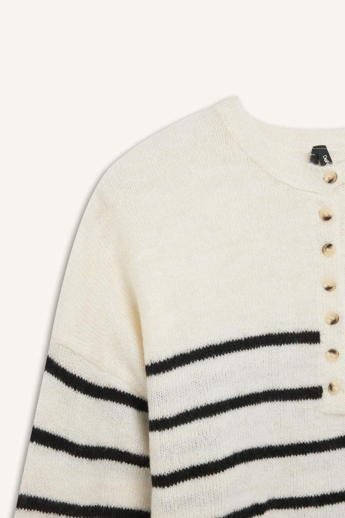 Defacto  Oversize Geniş Kalıp Düğmeli Yaka Triko Kazak D4913AXNS - Görsel 8