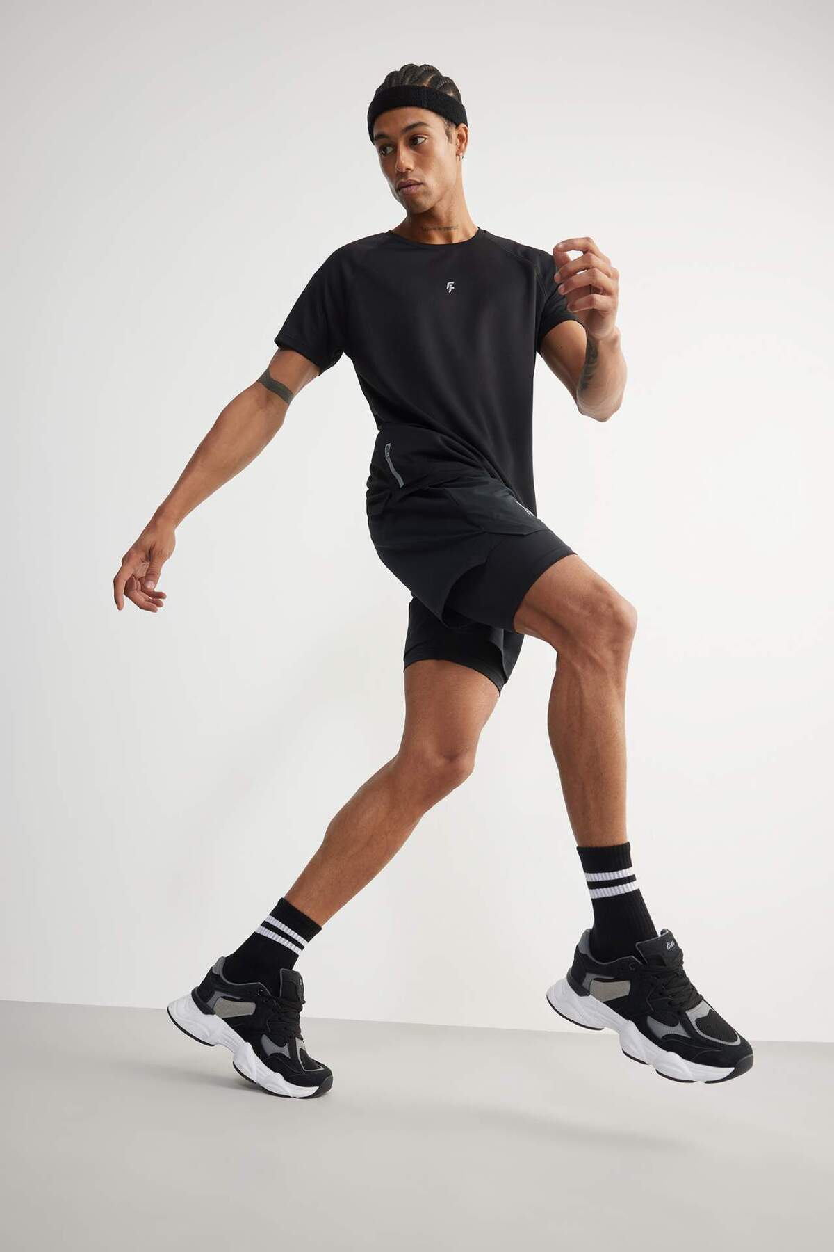 DeFacto Slim Fit Dar Kesim Fermuarlı Telefon Cepli Sporcu Taytlı Şort Z2147AZ24AU görsel 2